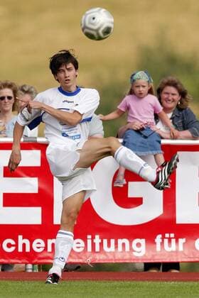 Martin Schmitt (Deutschland) zieht ab Fußball Herren Benefizspiel 2003, Benefiz, Skispringen, Skisprung, Ski Nordisch, Nordischer Skisport, Vdig Einzelbild Dynamik,