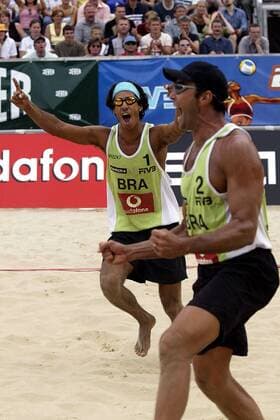 Franco Rose Vieira (re.) und Harley Marques Silva (beide Brasilien) - Siegesjubel Beachvolleyball Herren Swatch-FIVB World Tour 2003, Vodafone Grand Slam, Worldtour, Beach, Vdig, Gruppe Berlin Begeisterung, Freude,