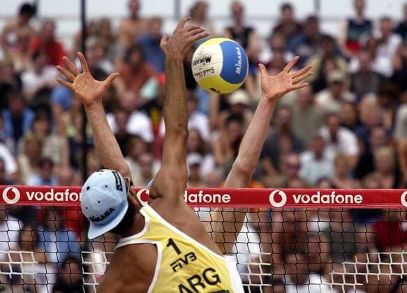Mariano Baracetti (Argentinien) - Schmetterschlag Beachvolleyball Herren Swatch-FIVB World Tour 2003, Vodafone Grand Slam, Worldtour, Beach, Vdig, Einzelbild Berlin Dynamik