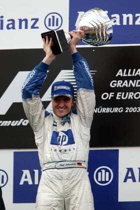 Ralf Schumacher (Deutschland BMW-Williams) präsentiert stolz den Siegerpokal Motorsport Grand Prix Herren Großer Preis von Europa 2003, Formel 1 Weltmeisterschaft, F1, F, GP, WM, Vdig Einzelbild Nürburgring Nürburg Begeisterung, Freude,