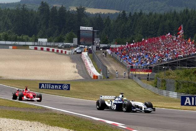 Ralf Schumacher (vorn, BMW-Williams) vor seinem Bruder Michael Schumacher (beide Deutschland Ferrari) Motorsport Grand Prix Herren Großer Preis von Europa 2003, Formel 1 Weltmeisterschaft, F1, F, GP, WM, Vdig Totale Nürburgring Nürburg