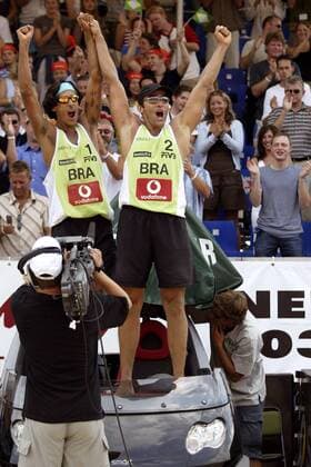 Franco Jose Vieira Neto (re.) und Harley Marques Silva (beide Brasilien) feiern ihren ersten Grand Slam Erfolg Beachvolleyball Herren Swatch-FIVB World Tour 2003, Vodafone Grand Slam, Worldtour, Beach, Finale, Endspiel, Vdig Gruppe Berlin Freude, Begeisterung,