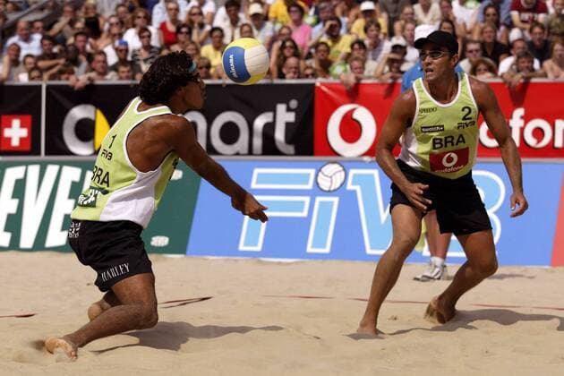 Harley Marques Silva (li.) spielt zu seinem Partner Franco Jose Vieira Neto (beide Brasilien) Beachvolleyball Herren Swatch-FIVB World Tour 2003, Vodafone Grand Slam, Worldtour, Beach, Finale, Endspiel, Vdig Gruppe Berlin Dynamik,