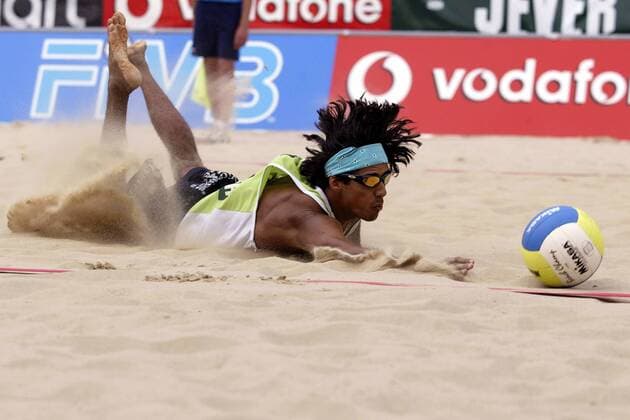 Harley Marques Silva (Brasilien) kommt nicht mehr an den Ball Beachvolleyball Herren Swatch-FIVB World Tour 2003, Vodafone Grand Slam, Worldtour, Beach, Finale, Endspiel, Vdig Einzelbild Berlin Dynamik,