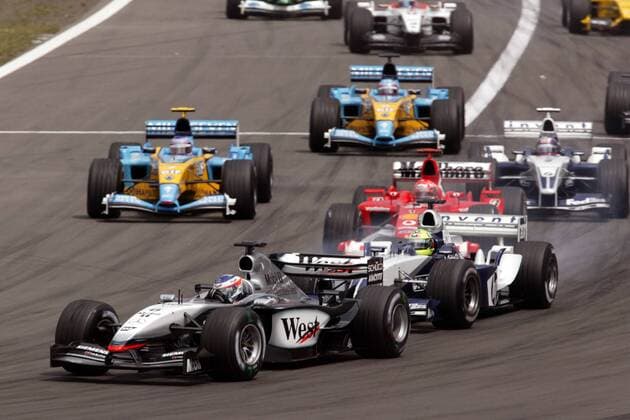 Start GP von Europa 2003: Kimi Räikkönen (Finnland McLaren-Mercedes) vor Ralf Schumacher (BMW-Williams) und Michael Schumacher (beide Deutschland Ferrari) Motorsport Grand Prix Herren Großer Preis von Europa 2003, Formel 1 Weltmeisterschaft, F1, F, GP, WM , Vdig Gruppe Nürburgring Nürburg