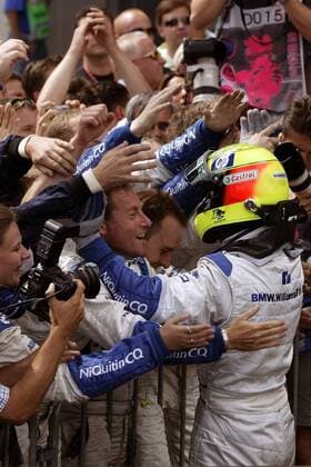 Ralf Schumacher (Deutschland BMW-Williams) feiert den Sieg überschwenglich mit seinem Team Motorsport Grand Prix Herren Großer Preis von Europa 2003, Formel 1 Weltmeisterschaft, F1, F, GP, WM , Vdig Gruppe Nürburgring Nürburg Freude, Begeisterung,