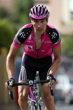 Erik Zabel (Deutschland Team Telekom) geht aus dem Sattel Radsport LM Herren Deutsche Meisterschaft 2003, Landesmeisterschaft, DM, Straßenmeisterschaft, Straße, Straßenradsport, Einzelbild Spalt