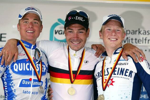 Siegerehrung v. li.: Patrick Sinkewitz (Quick Step - Davitamon), Erik Zabel (Team Telekom) und Fabian Wegmann (Team Gerolsteiner alle Deutschland) Radsport LM Herren Deutsche Meisterschaft 2003, Landesmeisterschaft, DM, Straßenmeisterschaft, Straße, Straßenradsport, Gruppe Spalt Freude,