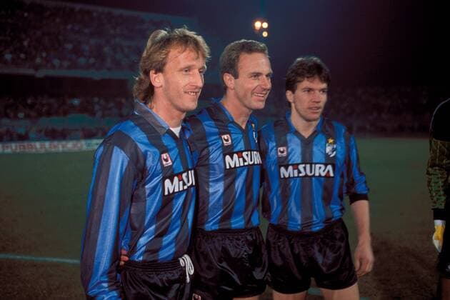 Der ehemalige Inter-Spieler Karl-Heinz Rummenigge (Mitte) hat sich für das Gruppenbild mit Andreas Brehme (li.) und Lothar Matthäus noch einmal das Vereinstrikot übergestreift Fußball Herren Serie A 1988 1989, 1. Italienische Liga, Internazionale Mailand, Gruppe Aufnahmedatum geschätzt