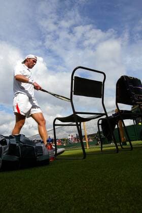 Rainer Schüttler (Deutschland) geht zu seinem Stuhl Tennis Herren All England Championships 2003, Grand Slam, ATP-Tour, Rasen, Rasenplatz, Rasentennis, Rasenturnier, Einzelbild Wimbledon London