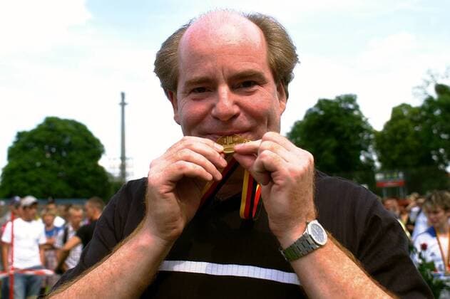 Manager Siegfried Dietrich (Frankfurt) prüft die Echtheit der Goldmedaille für die Deutsche Meisterschaft Fußball 1. BL Damen Saison 2002 2003, Potsdam - 1. FFC Frankfurt 0:0, Frauen, Frauenfußball, Vdig, Einzelbild Potsdam Freude,
