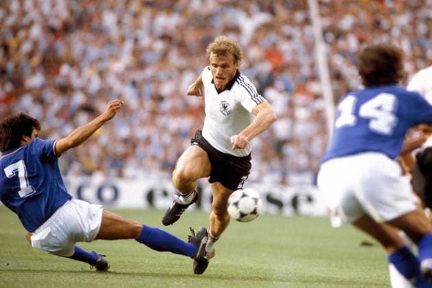 Hans-Peter Briegel (Deutschland) gegen Gaetano Scirea (li., Italien) Fußball WM Herren Weltmeisterschaft 1982, Nationalmannschaft, Nationalteam, Nationaltrikot, BRD - Italien 1:3 Gruppe Madrid Dynamik,