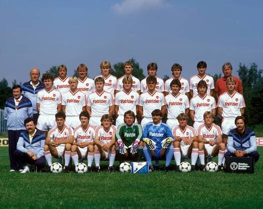 Kader 1. FC Nürnberg 1985 1986, hinten v.li.: Zeugwart Spieß, Ulrich Bittorf, Thomas Brunner, Björn Gulden, Hans-Jürgen Brunner, Stefan Reuter, Roland Grahammer, Günter Güttler, Trainer Heinz Höher; Mitte: Obmann Schmidt, Reiner Geyer, Joachim... Fußball 1. BL Herren DEUTSCHSPRACHIGE SPORTZEITSCHRIFTEN UND -ZEITUNGEN NUR NACH RÜCKSPRACHE, Mfdia, quer, Totale Mannschaftsfoto, Mannschaftsbild Nürnberg