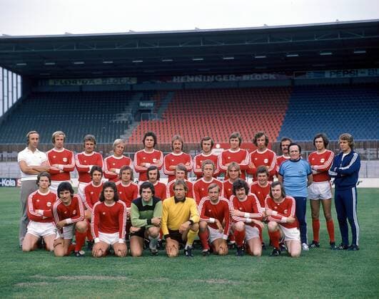 Kader Offenbacher Kickers 1975 1976, hinten v.li.: Masseur Röder, Hans Schmidradner, Manfred Ritschel, Siegfried Held, Volker Faß, Wolfgang Rausch, Josef Hickersberger, Lothar Skala, Amand Theis, Peter Enders, Betreuer Bellof, Norbert Janzon, Trainer... Fußball 1. BL Herren DEUTSCHSPRACHIGE SPORTZEITSCHRIFTEN UND -ZEITUNGEN NUR NACH RÜCKSPRACHE, Mfdia, quer, OFC Totale Mannschaftsfoto, Mannschaftsbild Offenbach