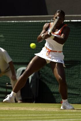 Serena Williams (USA) - beidhändige Rückhand Tennis Damen All England Championships 2003, Grand Slam, WTA-Tour, Rasen, Rasenplatz, Rasentennis, Rasenturnier, Einzelbild Wimbledon London Dynamik,