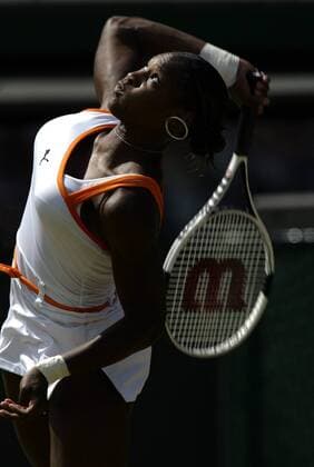 Serena Williams (USA) - Aufschlag Tennis Damen All England Championships 2003, Grand Slam, WTA-Tour, Einzelbild Wimbledon London Dynamik,