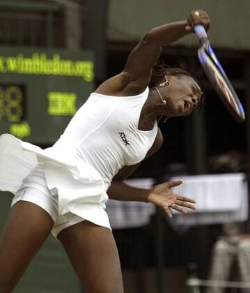 Venus Williams (USA) - Aufschlag Tennis Damen All England Championships 2003, Grand Slam, WTA-Tour, Einzelbild Wimbledon London Dynamik,