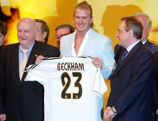 Neuzugang David Beckham (Mitte) zeigt stolz sein neues Real-Trikot mit der Rückennummer 23, sehr zum Vergnügen von Ehrenpräsident Alfredo Di Stefano (li.) und Präsident Florentino Perez (alle Real Madrid) - VERÖFFENTLICHUNGSRECHTE NUR FÜR DEUTSCHE MEDIEN Fußball Herren Primera Division 2003 2004, 1. Spanische Liga, Vorstellung, Präsentation, Pressetermin Gruppe Madrid Freude,