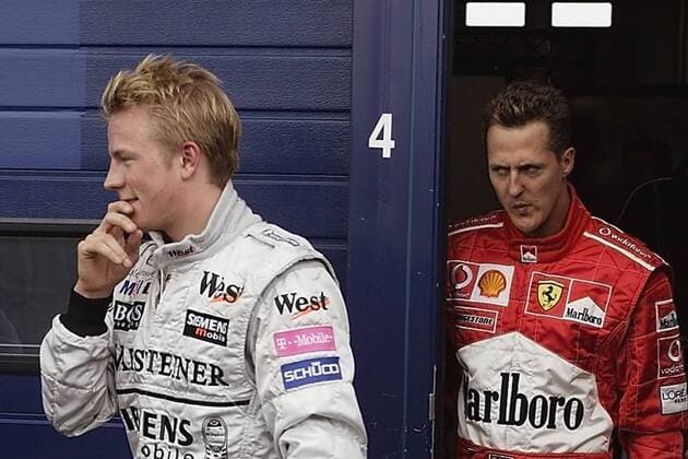 Kimi Räikkönen (li., Finnland McLaren-Mercedes) wird von Konkurrent Michael Schumacher (Deutschland Ferrari) argwöhnisch beobachtet Motorsport Grand Prix Herren Großer Preis von Europa 2003, Formel 1 Weltmeisterschaft, F1, F, GP, WM, Einzelbild Nürburgring Nürburg Komik,