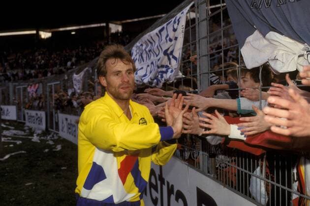Manfred Binz (Frankfurt) bedankt sich bei den Fans Fußball 1. BL Herren Saison 1994 1995, Eintracht Frankfurt, Vdia Gruppe Frankfurt M.