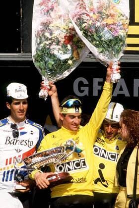 Sieger Melchior Mauri (Mitte, Spanien ONCE) mit Miguel Indurain (li., Spanien Banesto) und Marino Lejarreta (Spanien Once) auf der Siegerehrung - VERÖFFENTLICHUNGSRECHTE NUR FÜR DEUTSCHE MEDIEN Radsport Herren Vuelta a Espana 1991, Spanienrundfahrt, Straßenradsport, Rad, Rundfahrt, Straße, Vdig Gruppe Madrid Freude,