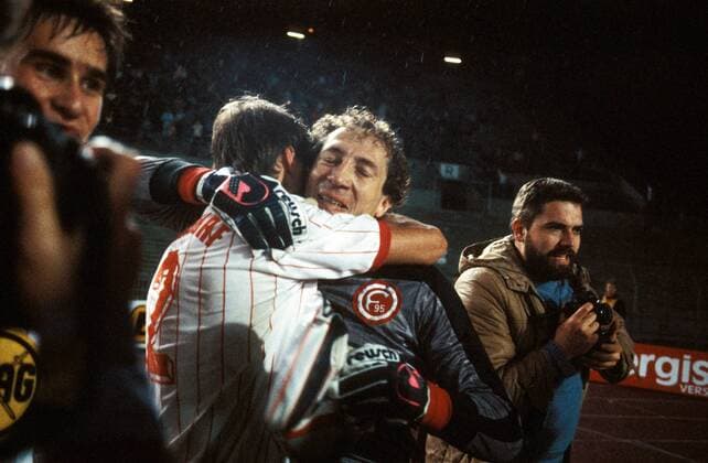 Manfred Bockenfeld (li.) und Torwart Rudi Kargus (beide Düsseldorf) - Schlussjubel Fußball 1. BL Herren Saison 1986 1987, Fortuna Düsseldorf, Vdia Gruppe Düsseldorf Freude,