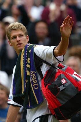 Alexander Popp (Deutschland) winkt zum Abschied ins Publikum Tennis Herren All England Championships 2003, Grand Slam, ATP-Tour Einzelbild Wimbledon London