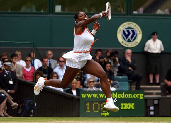 Serena Williams (USA) fliegt über den Platz zum erneuten Titelgewinn Tennis Damen All England Championships 2003, Grand Slam, WTA-Tour, Finale, Endspiel, Vdig Einzelbild Wimbledon London Anstrengung, Dynamik, Kraft, Höhe,