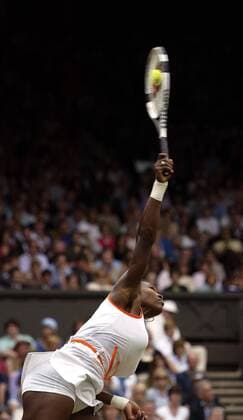 Serena Williams (USA) mit magischen Aufschlägen - der Ball scheint sich durch den Schläger zu drücken ... Tennis Damen All England Championships 2003, Grand Slam, WTA-Tour, Finale, Endspiel, Vdig Einzelbild Wimbledon London Dynamik,
