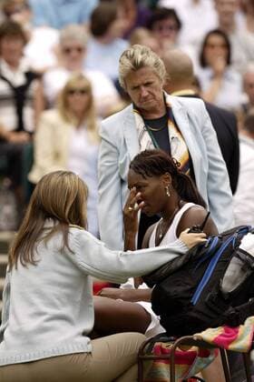 Venus Williams (Mitte, USA) muss wegen einer Zerrung von einer Physiotherapeutin behandelt werden, hinten hört Schiedsrichterin Georgina Clarke aufmerksam zu Tennis Damen All England Championships 2003, Grand Slam, WTA-Tour, Finale, Endspiel Gruppe Wimbledon London