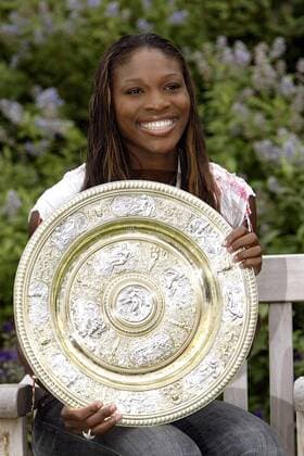 Siegerin Serena Williams (USA) präsentiert stolz die Venus Rosewater Dish - den Pokal von Wimbledon Tennis Damen All England Championships 2003, Grand Slam, WTA-Tour, Finale, Endspiel Einzelbild Wimbledon London Freude,