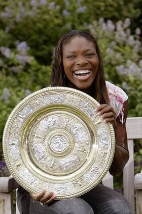 Siegerin Serena Williams (USA) präsentiert stolz ihre Trophäe Tennis Damen All England Championships 2003, Grand Slam, WTA-Tour, Finale, Endspiel Einzelbild Wimbledon London Freude,