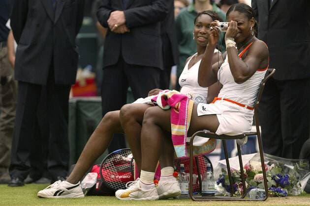 Serena Williams (re.) und ihre Schwester Venus (beide USA) halten alles für das Familienalbum fest Tennis Damen All England Championships 2003, Grand Slam, WTA-Tour, Finale, Endspiel Gruppe Wimbledon London