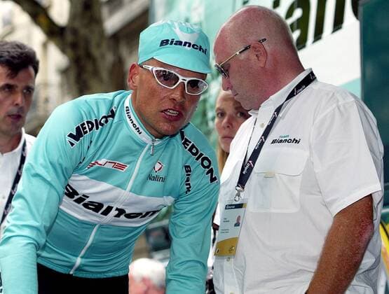 Jan Ullrich (Deutschland, li.) im Gespräch mit seinem Sportlichen Leiter Rudy Pevenage (Belgien beide Bianchi) Radsport Herren Tour de France 2003, Straßenradsport, Straße, Rad, Prolog Gruppe Paris