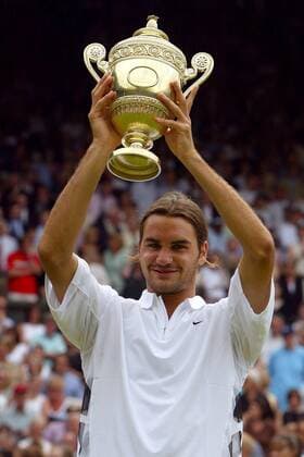 Sieger Roger Federer (Schweiz) präsentiert stolz den Siegerpokal Tennis Herren All England Championships 2003, Grand Slam, ATP-Tour, Finale, Endspiel, Vdig Einzelbild Wimbledon London Freude,