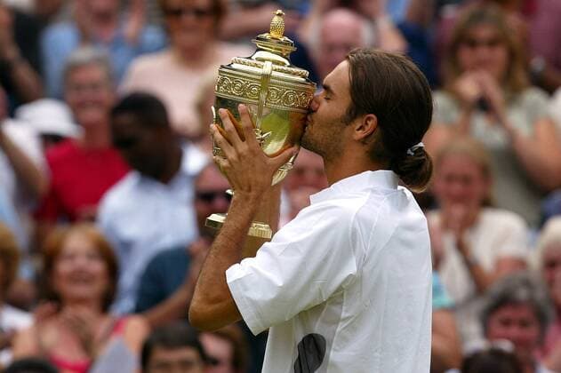 Sieger Roger Federer (Schweiz) küsst den Siegerpokal Tennis Herren All England Championships 2003, Grand Slam, ATP-Tour, Finale, Endspiel, Vdig Einzelbild Wimbledon London Freude, Begeisterung,