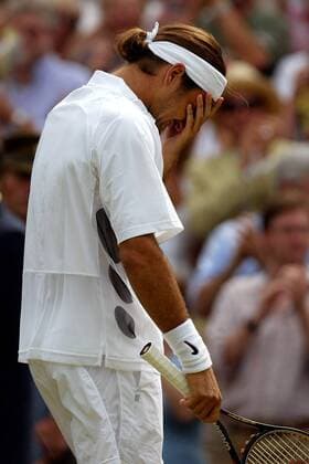 Roger Federer (Schweiz) ist überwältigt von seinem Sieg und kann die Tränen nicht mehr zurückhalten Tennis Herren All England Championships 2003, Grand Slam, ATP-Tour, Finale, Endspiel, Vdig Einzelbild Wimbledon London Glück, Freude, Begeisterung,