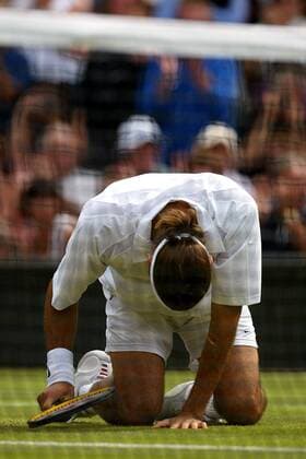 Roger Federer (Schweiz) ist überwältigt von seinem Sieg Tennis Herren All England Championships 2003, Grand Slam, ATP-Tour, Finale, Endspiel, Vdig Einzelbild Wimbledon London Glück, Freude, Begeisterung,