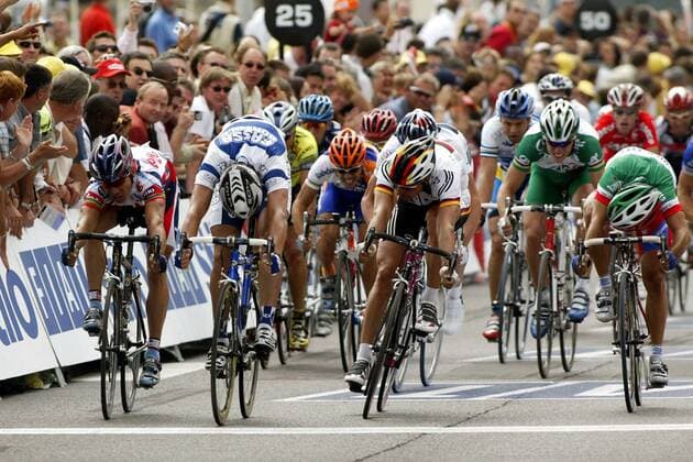Alessandro Petacchi (2.v.li., Italien Fassa Bortolo) gewinnt den Massensprint gegen Erik Zabel (2.v.re., Deutschland Telekom), Robbie Mc Ewen (li., Australien Lotto Domo) und Paolo Bettini (re., Italien Quick Step-Davitamont) Radsport Herren Tour de France 2003, Rad, Straße, Straßenradsport, Gruppe 1. Etappe Saint Denis Montgeron - Meaux Dynamik, Kampf