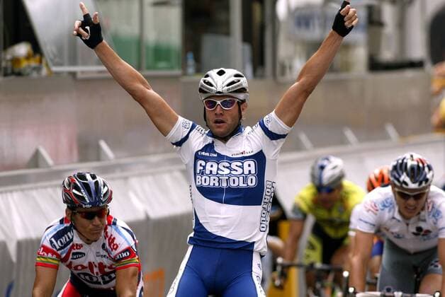 Alessandro Petacchi (Italien Fassa Bortolo, Mitte) gewinnt den Massensprint, li. der Zweite Robbie Mc Ewen (Australien Lotto Domo) Radsport Herren Tour de France 2003, Rad, Straße, Straßenradsport, Einzelbild 1. Etappe Saint Denis Montgeron - Meaux Begeisterung, Freude,