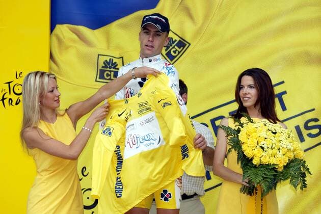 Bradley Mc Gee (Australien Francaise des Jeux) bekommt von de hübschen Hostessen das Gelbe Trikot übergestreift Radsport Herren Tour de France 2003, Rad, Straße, Straßenradsport, Gruppe 1. Etappe Saint Denis Montgeron - Meaux
