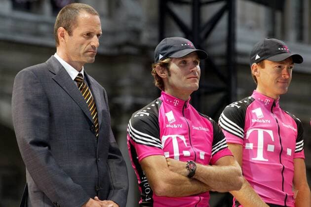 Sportlicher Leiter Mario Kummer (Deutschland, li.), Santiago Botero (Kolumbien, Mitte) und Mario Aerts (Belgien alle Team Telekom) Radsport Herren Tour de France 2003, Straßenradsport, Straße, Rad, Vdig Gruppe Paris