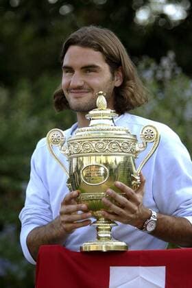 Roger Federer (Schweiz) mit dem Siegerpokal Tennis Herren All England Championships 2003, Grand Slam, ATP-Tour Einzelbild London Wimbledon Freude,