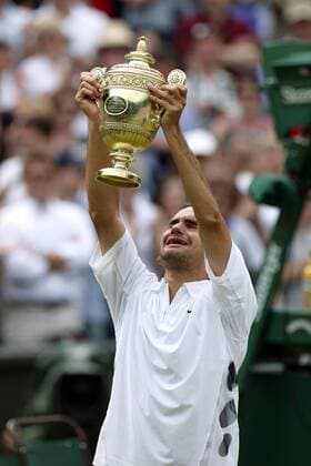 Roger Federer (Schweiz) stemmt den Siegerpokal Tennis Herren All England Championships 2003, Grand Slam, ATP-Tour, Rasenturnier, Rasentennis, Rasenplatz, Rasen Einzelbild London Wimbledon Glück, Freude, Begeisterung,