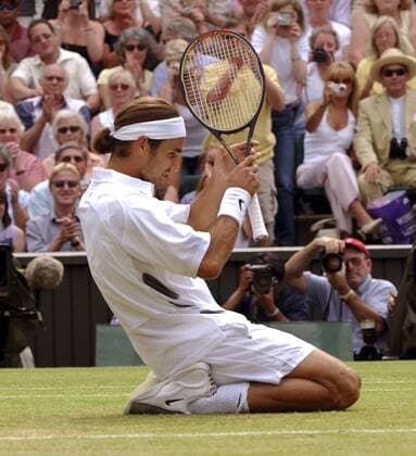 Roger Federer (Schweiz) fällt nach dem Matchball jubelnd auf die Knie Tennis Herren All England Championships 2003, Grand Slam, ATP-Tour, Rasenturnier, Rasentennis, Rasenplatz, Rasen Einzelbild London Wimbledon Glück Freude, Begeisterung,