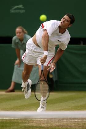 Mark Philippoussis (Australien) - Aufschlag Tennis Herren All England Championships 2003, Grand Slam, ATP-Tour, Rasenturnier, Rasentennis, Rasenplatz, Rasen Einzelbild London Wimbledon Dynamik