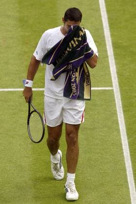Mark Philippoussis (Australien) wischt sich den Schweiß von der Stirn Tennis Herren All England Championships 2003, Grand Slam, ATP-Tour, Rasenturnier, Rasentennis, Rasenplatz, Rasen Einzelbild London Wimbledon Enttäuschung