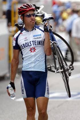 Olaf Pollack (Deutschland Gerolsteiner) überquert mit seinem defekten Rad zu Fuß die Ziellinie, nachdem er gestürzt war Radsport Herren Tour de France 2003, Rad, Straße, Straßenradsport, Einzelbild 1. Etappe Saint Denis Montgeron - Meaux
