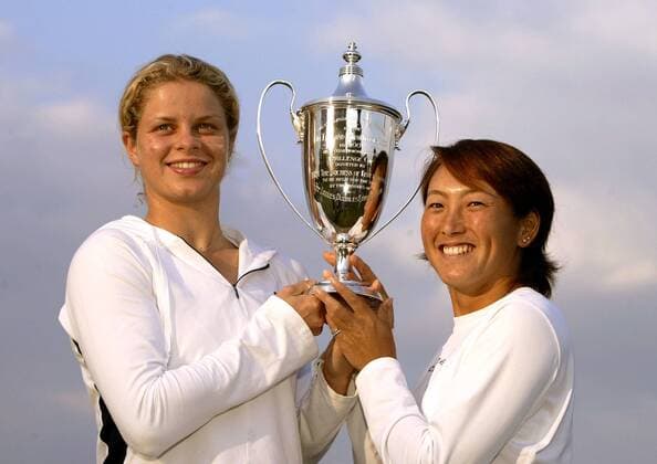Kim Clijsters (Belgien, li.) und Ai Sugiyama (Japan), die Siegerinnen der Doppelkonkurrenz Tennis Damen All England Championships 2003, Grand Slam, ATP-Tour, Gruppe London Wimbledon Freude,