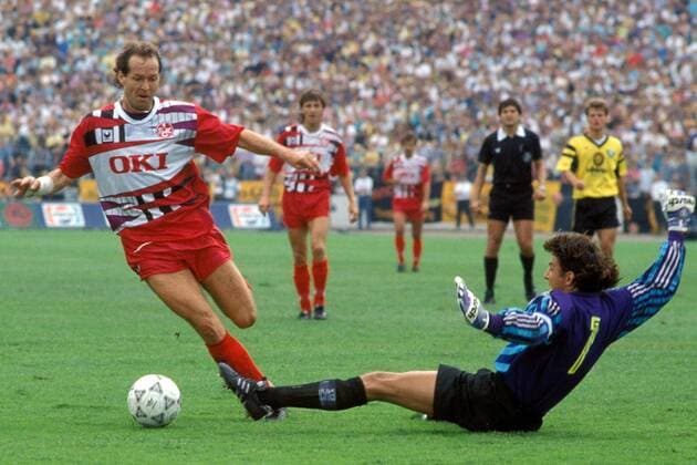 Tom Dooley (Lautern) umspielt Torwart Rene Müller (Dynamo Dresden) Fußball 1. BL Herren Saison 1991 1992, Dynamo Dresden - 1. FC Kaiserslautern 0:1, Vdia Gruppe Dresden